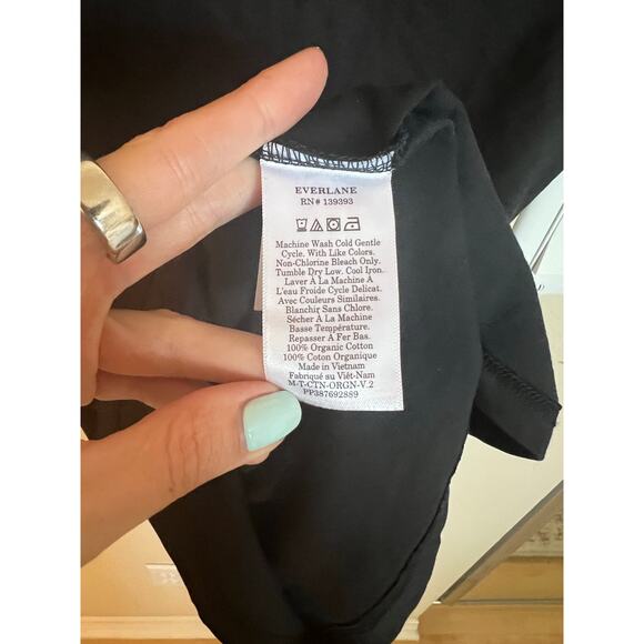 Everlane The Essential Organic V-Neck Tee - Picture 5 of 5